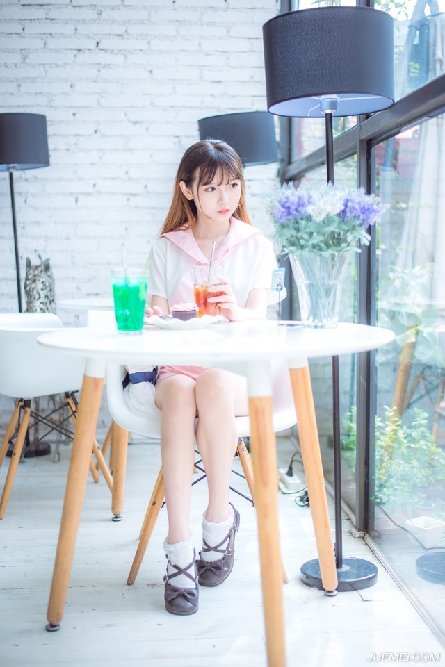 邓贤会意，微笑着点点头，算是默认了庞统的意思，至于原本的蜀中四将如今却变成了三将，已经没人在意了。