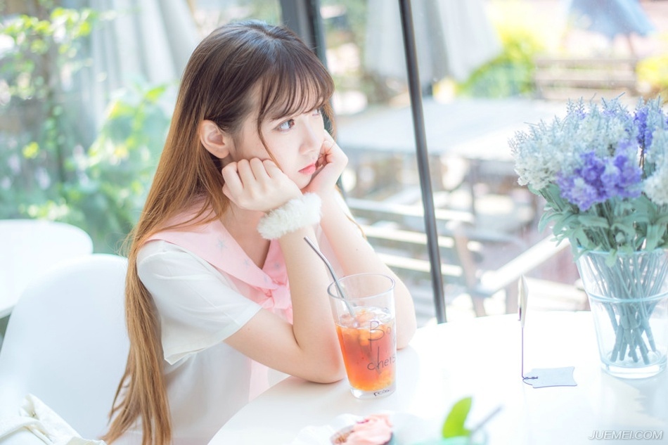 “此非我一人之功，若非子乔兄鼎力相助，孟达为内应，加上刘璋的配合，这天府之国，也不会如此轻易落入我等手掌之中。”法正微笑着摇了摇头，跟在贾诩身边多年，那份内敛以及自保之道倒是学了不少，这个时候，绝对不能锋芒太露。